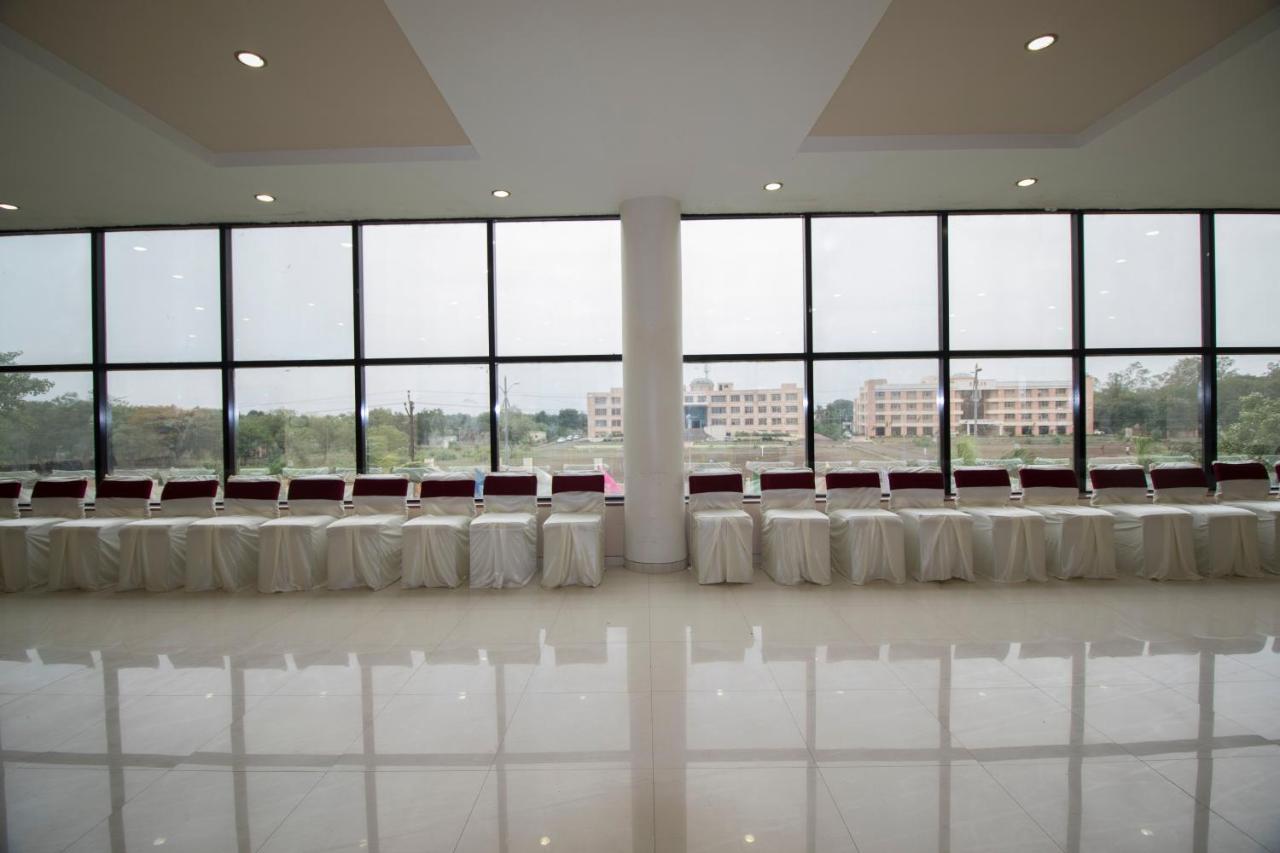 Grand Sarovar Portico, Lātūr מראה חיצוני תמונה