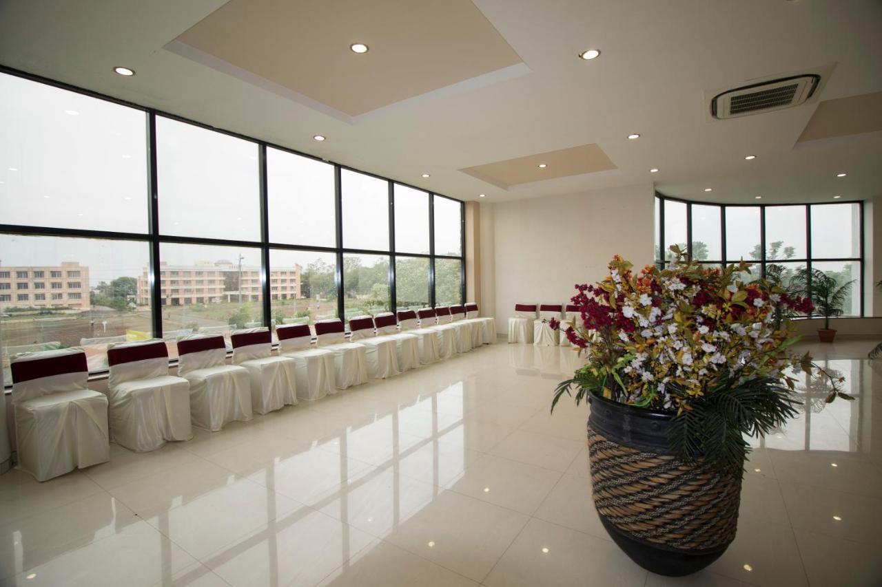 Grand Sarovar Portico, Lātūr מראה חיצוני תמונה